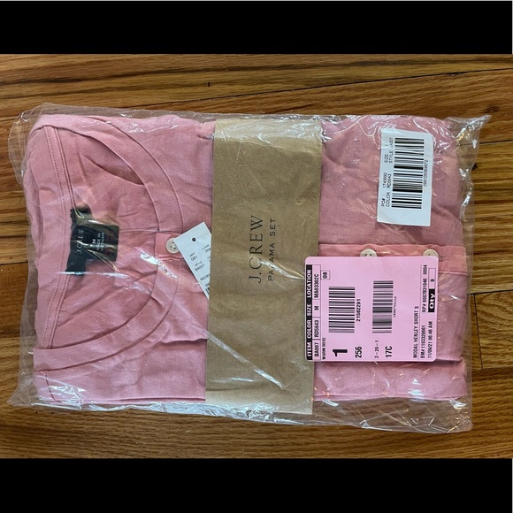 My mom got me these pajamas for Christmas and I never wore them! - Picture 1 of 1